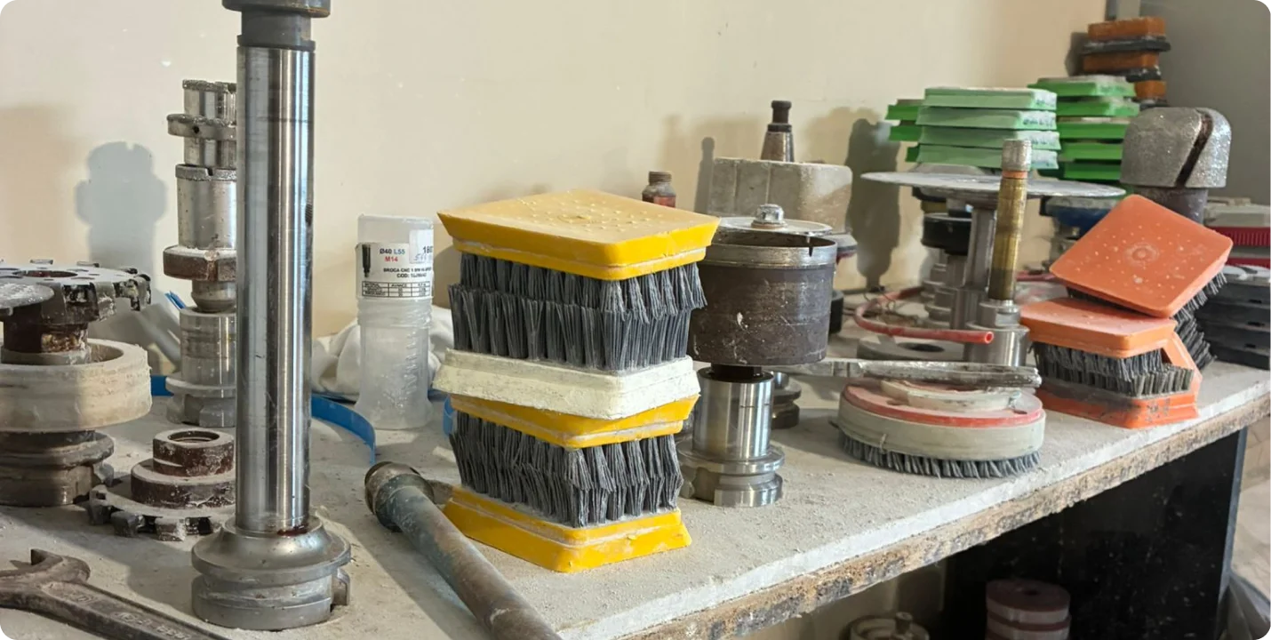 Outils polissage marbrier : brosses diamantées jaune/noir, abrasifs, pads feutre pour finition brillante.