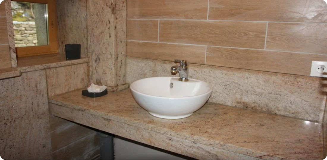 Lavabo encastré dans plan de travail granit beige doré, salle de bain marbrier Paris
